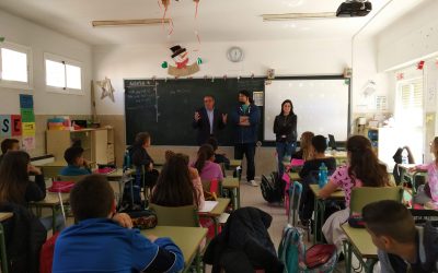 El poeta David Fernández Rivera lleva la poesía visual al colegio de Redován